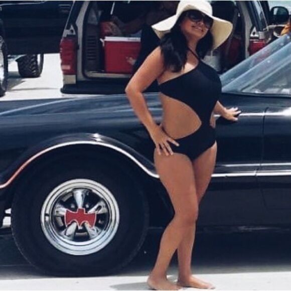 Victoria’s Secret Cutout One-Piece Swimsuit - Picture 2 of 8